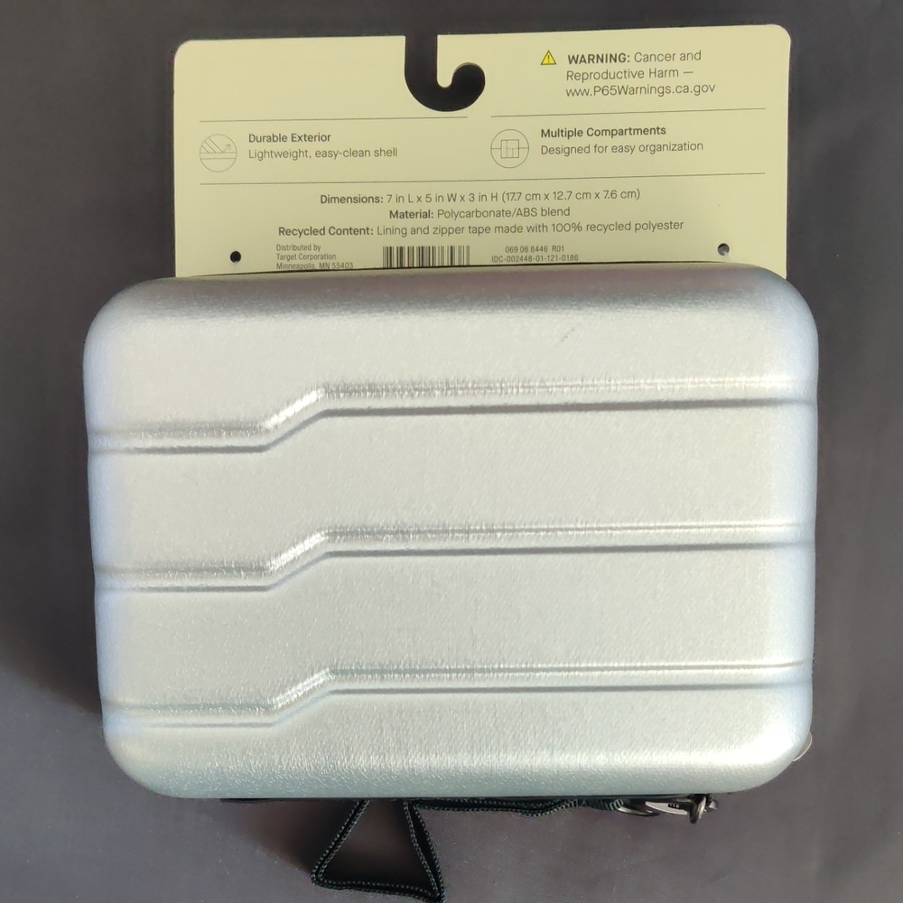 Beauty and Skincare Bundle In Hard Shell Cosmetic Case - Picture 5 of 5